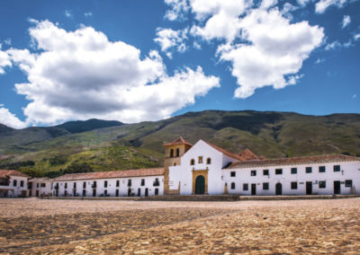 Fotografía panorámica de la plaza principal de Villa de Leyva