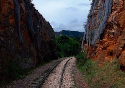 Vía férrea que conduce hacia las Rocas de Suesca, muy conocidas en la zona por la actividad de escalada.